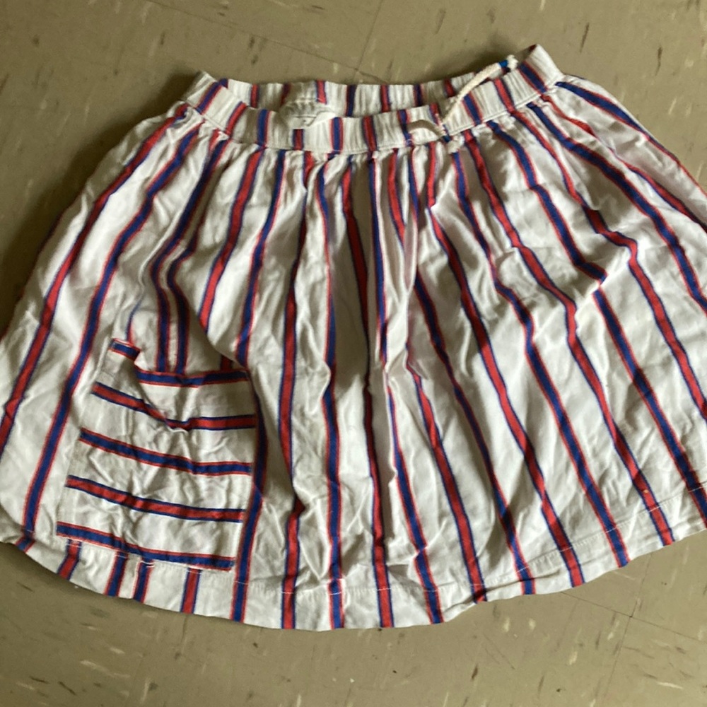 Striped skirt with two medium size pockets on the side and a elastic waist.